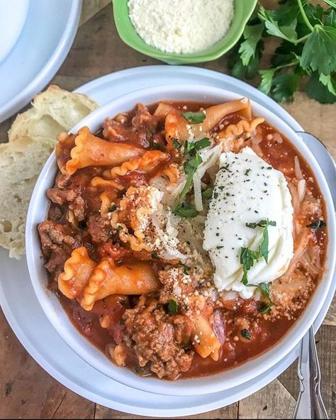 Healthy Recipes on Instagram: “How delicious does @withpeanutbutterontop’s LASAGNA SOUP look?! 😍🙌🏼 So easy to make and absolutely delicious!! 🍝 Check out…” One Pot Lasagna Soup, One Pot Lasagna, Instant Pot Lasagna, Lasagna Soup Crockpot, Pot Lasagna, Traditional Lasagna, Italian Spices, Lasagna Soup, Comfort Dishes