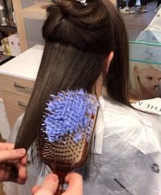 Your brush is handier than you thought when it comes to getting an ombre Color Hair Styles, Short Layered Hairstyles, Hair Color Brush, 2016 Hair, Hair Dye Tips, Hair 2016, Layers Short, Layered Hairstyles, New Hair Growth