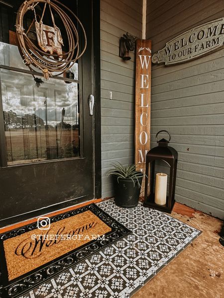 Farmhouse Exterior Porch, Western Outdoor Decor, Ranch Style Decor, Mexican Style Home, Western Living Room Decor, Small Porch Decorating, Rustic Front Porch, Western Farmhouse, Western Living Room