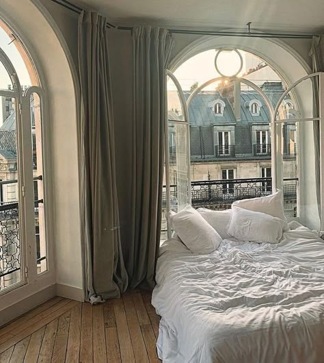 Paris Living, Parisienne Chic, Parisian Apartment, Room Deco, Paris Apartments, Dream Apartment, Dream House Interior, Apartment Inspiration, Room Inspiration Bedroom