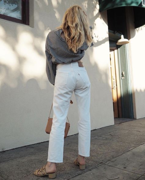 Best White Jeans, White Levis, Looks Jeans, Chique Outfits, Beige Outfit, Plaid Outfits, Easy Style, Winter Trends, Mode Inspo