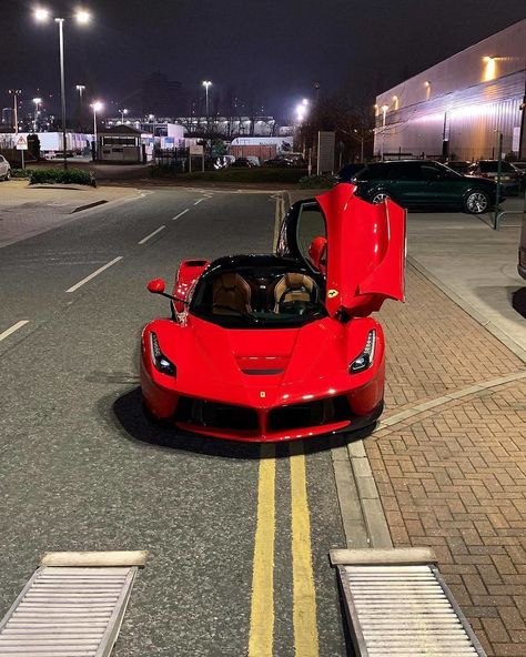 Abandonado LaFerrari #Motorsport | @horsepower_hunters 👉 | Siga @lalujosavidadelosmillonarios para más Aesthetic Car Accessories, Tokyo Drift Cars, Hd Photography, Ferrari Cars, Tokyo Drift, Rolls Royce Wraith, Car Organization, Pimped Out Cars, Ferrari Laferrari