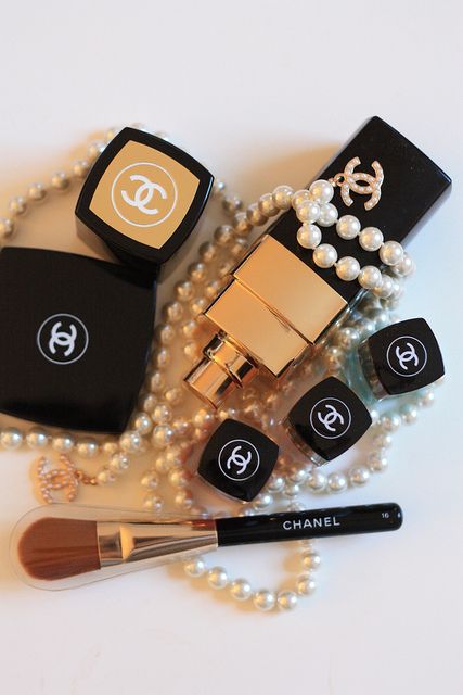 CHANEL Cosmetics                                                                                                                             ✨💄․լ̰́ӭ̣̍T̺͆'§͈̊․‷ᗰ̲̗a⃞Ƙ̏ɝ͎ ੫̼̊ᖘ̇‴․💄✨ Chanel Cosmetics, Chanel Couture, Chanel Makeup, Classy And Fabulous, Coco Chanel, Dress Red, Lipsticks, Gossip Girl, Beauty Make Up