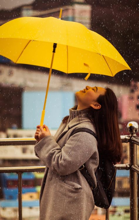 Worth a watch Poses With Umbrella, Rainy Mood, Umbrella Photography, Umbrella Photo, Charlie Brown Jr, An American In Paris, Rain Photo, Yellow Umbrella, Black Umbrella