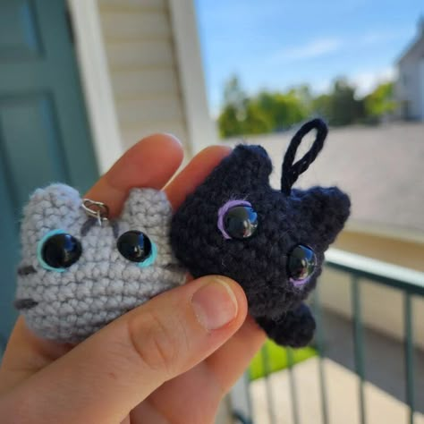 Amigurumi Cat Keychain Free Pattern - Amigurumi Black Crochet Keychain, Cat Amigurumi Keychain, Crochet Keyring Free Pattern Amigurumi, Cat Keychain Crochet Free Pattern, Black Yarn Crochet Ideas, Free Crochet Keychain Patterns, Cat Crochet Keychain, Keychain Crochet Free Pattern, Cat Keychain Crochet