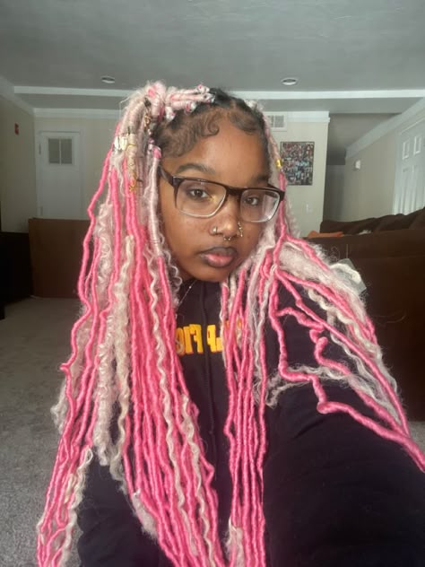 Hairstyle for black girls pink blonde locs Pink And White Braids For Black Women, Pink Butterfly Locs Hairstyle, Blonde And Pink Butterfly Locs, Pink And Blonde Locs Black Women, Pink Distressed Locs, Pink And Blond Locs, Pink And Blonde Soft Locs, Pink And Blonde Faux Locs, Blonde Black Box Braids