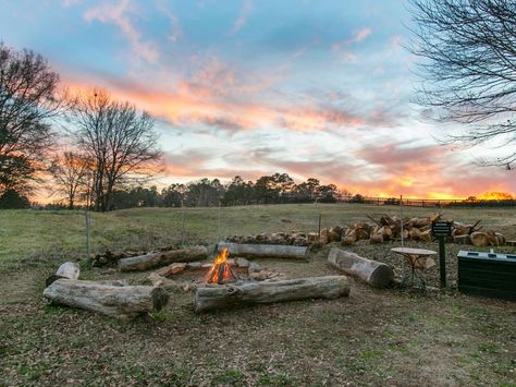 These irresistible outdoor spaces feature fire pits with unpretentious design in tranquil, rural settings. Outdoor Fire Pit Seating, Outside Fire Pits, Rustic Fire Pits, Fire Pit Landscaping, Cool Fire Pits, Outdoor Fireplaces, Fire Pit Seating, Covered Wagon, Fire Pit Designs