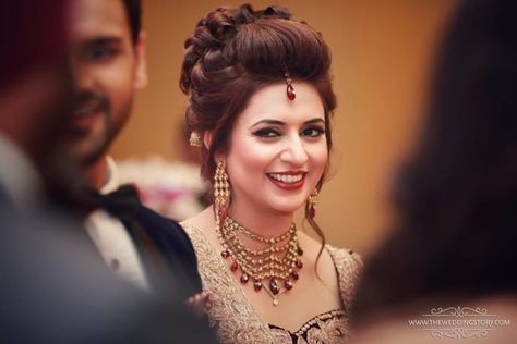 Just Gorgeous! Divyanka Tripathi Wedding, Bridal Wedding Hairstyles, Indian Bridal Hairstyle, Hairstyle Latest, Bride Updo, Divyanka Tripathi, Bridal Makeover, Indian Wedding Hairstyles, Indian Brides