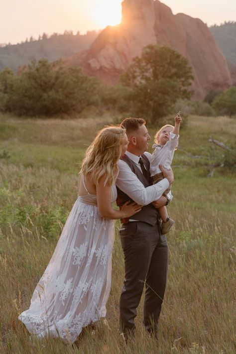 Elopement Family Photos, Fiji Elopement, Elope With Family, Elopement With Kids, Elopement With Family, Family Elopement, Elopement Pictures, Bride Era, Glacier National Park Wedding