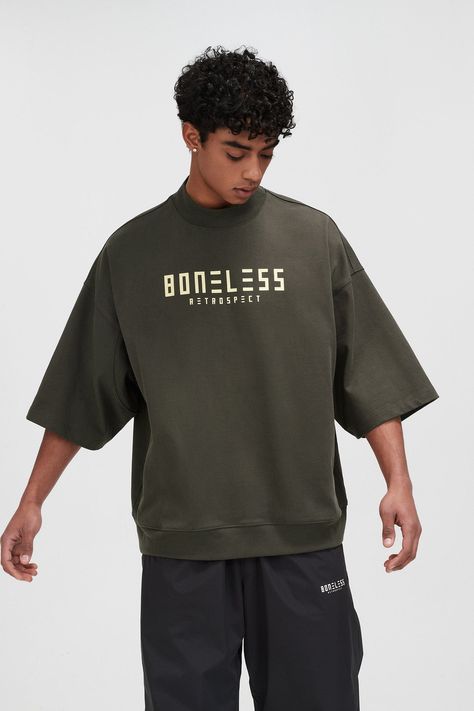 The Over-Oversized T-Shirt seamlessly blends vintage aesthetics with superior craftsmanship. This standout piece features a full raglan design and sleeves that extend past the elbows, providing a unique and relaxed silhouette. The prominent logo print on the chest adds an urban touch, making it perfect for streetwear enthusiasts. Made from premium 100% cotton fabric, this oversized tee ensures maximum comfort and durability. Vintage aesthetics Full raglan design Elbow-length sleeves Chest logo p Over Size T-shirt, Mens Oversized Hoodie, Men T Shirt Design Ideas, Streetwear Design T Shirts, Streetwear Hoodie Design, Vintage Fashion Aesthetic, Sport Streetwear, Minimal Streetwear, Urban Shirt