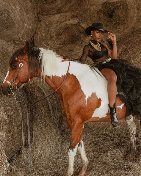 Model @toluekundare Venue @unionranchweddingandevents Horse handler @heathernolanphotos Photography @anthropologyphotoco #houstonphotographer #Photoshootideas #houstonmodel #poseinspo #cowgirlphotoshoot Cowgirl Photoshoot Black Women, Black Cowgirl Photoshoot, Black Cowgirl Photoshoot Ideas, Country Black Women Aesthetic, 25 Photoshoot Ideas, Horse Photo Shoot, Cowboy Photoshoot, Horse Shoot, Horse Photoshoot Ideas