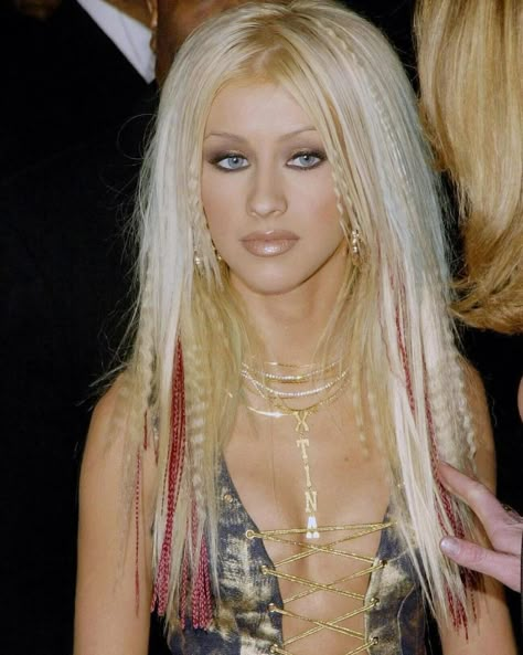 Crimped hair is an early 2000s fashion trend that deserves a massive comeback. We'd like to nominate Britney to be the face of this campaign 💅 Glow Up Hairstyles, Early 2000s Hair, Early 2000s Hairstyles, Hair Inspo Style, Early 2000s Fashion Trends, 2010 Outfits, 2000s Hair, Y2k Party Outfit, 2000s Hairstyles