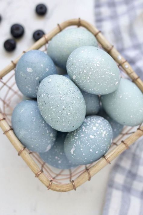 shades-of-blue-eggs-shaving-cream-eggs-white-dots-wooden-metal-bowl-white-countertop Dye Easter Eggs, Naturally Dyed Easter Eggs, Creative Easter Eggs, Speckled Eggs, Egg Dye, Easter Egg Dye, Easter Egg Designs, Easter Images, Easter Eggs Diy