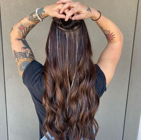 Hair Tinsel Brunette, Diy Hair Tinsel, Lush Hair Extensions, Fresh Hairstyles, Hair Stripping, Holographic Hair, Makeup Beauty Hacks, Effortless Waves, Colored Hair Extensions