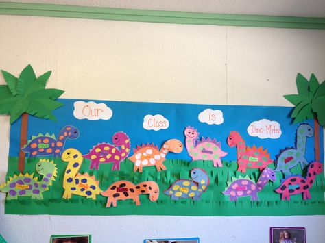 Our Class is Dino-Mite! Bulletin Board idea - very cute :-) would go great with our new Back to School with Dinosaurs theme Dinasour Bulletin Board, Dinosaur Theme Preschool Bulletin Boards, Dinosaur Classroom Theme Decor Preschool, Dinosaur Display Board, Dinosaur Door Decs, Dinosaur Boards Classroom Displays, Dinosaur Bulletin Boards, Dinosaur Crafts Preschool, Dinosaur Classroom