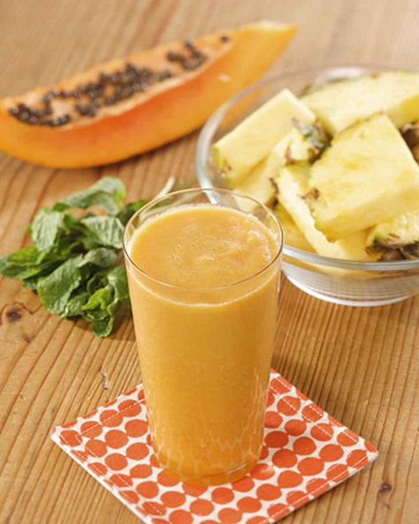 This pineapple-papaya juice is a wonderfully healthy -- and delicious -- drink, perfect for starting your day. Papaya Juice Recipe, Papaya Juice, Papaya Recipes, Juicy Juice, Fresh Fruit Juice, Juicer Recipes, Healthy Juice Recipes, Juice Recipe, Best Detox