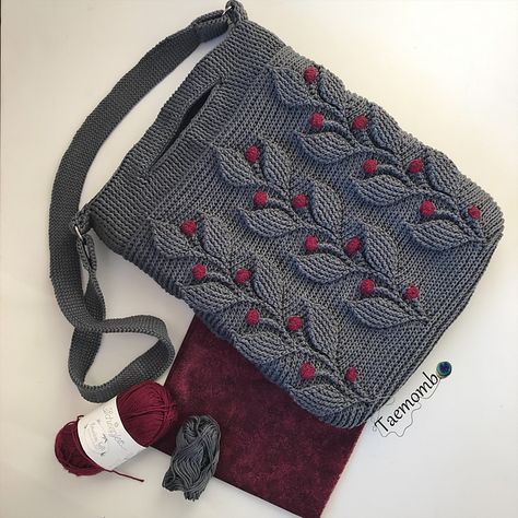 Embossed Crochet, Ravelry Knitting, Crochet Bag Pattern Free, Embossed Bag, Pola Sulam, Crochet Bags Purses, Creation Couture, Knit Stitch Patterns, Crochet Stitches Patterns