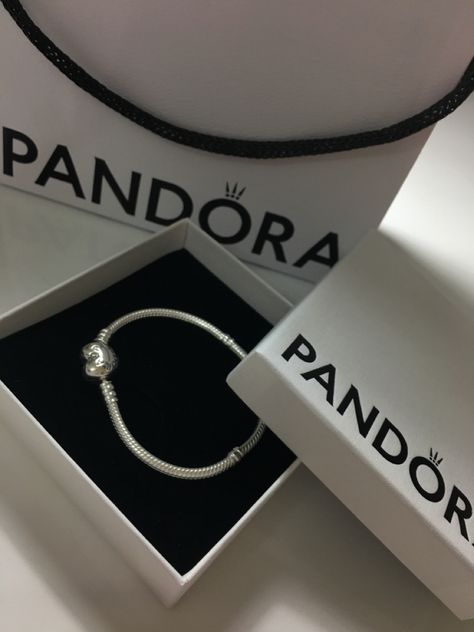 Pandora pandora bileklik charm Pulsera Pandora Charms Ideas, Dream Board Pictures, Pandora Aesthetic, Pretty Silver Jewelry, Pandora Bag, Pandora Rose Gold, Pandora Rose, Charms Pandora, Bee Charms