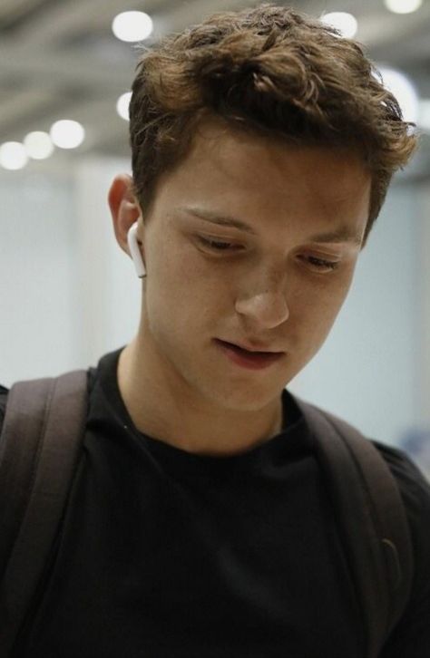 Peter Parker Haircut, Tom Holland Haircut, Tom Peters, Tom Holland Imagines, Tom Holland Peter Parker, Tom Holland Spiderman, Holy Moly, British Boys, Tommy Boy