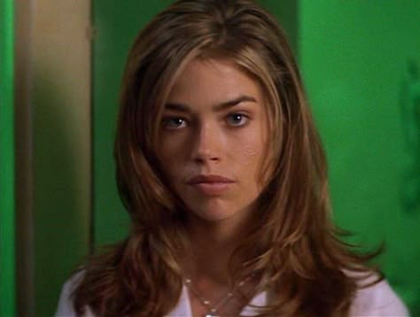 Denise Richards 90s Hair, 90s Medium Haircut, Denise Richards Hair, 90s Hair Cut, 2000s Haircuts, 1990s Hair, Balayage Hair Caramel, Photos Of Celebrities, Denise Richards