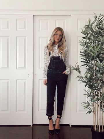 This blog post will help you with how to style overalls for women. It has some fun tips and ideas for casual and simple outfits. You will get great inspiration on how to wear overalls with heels and boots. This post includes overalls that are black, light, dark denim, skinny, and loose. This outfit was styled by Lindsey from The Nomish Niche. #overalls #modestfashion Black Overalls Outfit Aesthetic, Cute Outfits With Overalls, Overalls For Fall, Overalls Outfit Fall, Overalls Outfit Aesthetic, Black Overalls Outfit, Madewell Overalls, Modest Fall Outfits, Fall Outfits For Women