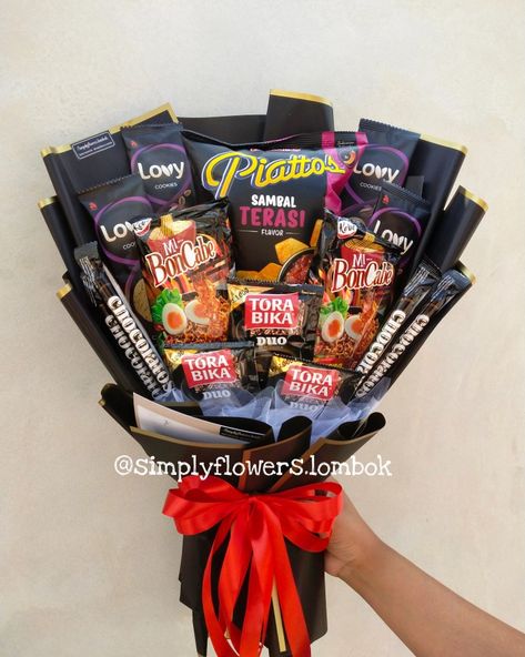 Snack Buket, Snack Tower, Birthday Candy Bouquet, Snack Bucket, Snack Bouquet, Bucket Ideas, Edible Bouquets, Bouquet Tutorial, Cake Templates