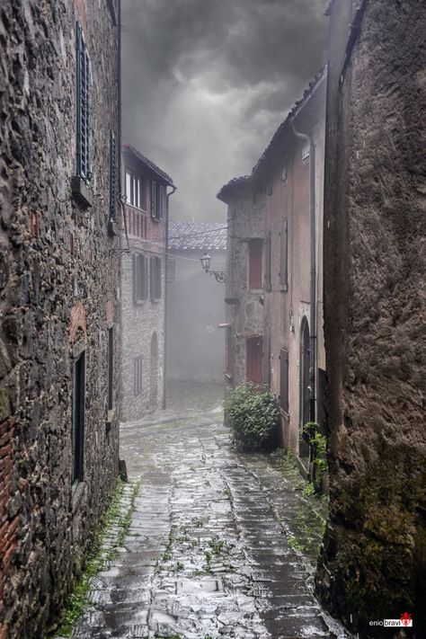 Scatti di Toscana: Vicoli – tuttatoscana Toscana Italy, Toscana Italia, Under The Tuscan Sun, Vintage Italy, Beaux Villages, Fantasy Places, Europe Travel Destinations, City Landscape, Rural Area