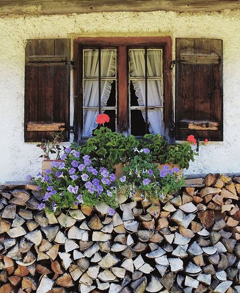 Bavarian House Exterior, German Interior Design Traditional, Bavarian Style Home, Bavarian Farmhouse, Bavarian Aesthetic, Bavarian Home, Bavarian Architecture, German Interior Design, Village Vibes