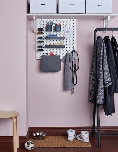 A SKÅDIS pegboard connected to a shelf in a hallway with accessories to hold dog-related stuff like toys, leashes, treats and brushes Skådis Ikea, Large Pegboard, Ikea Pegboard, Display Visual Merchandising, Pet Organization, Closet Remodel, Garage Work Bench, Kallax Ikea, Best Ikea