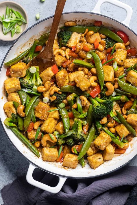 Cashew Tofu (Vegan Cashew Chicken) Kosher Rules, Vegan Cheeseburger, Rice Recipes Vegan, Vegetarian Mains, Tofu Vegan, Asian Meals, Soy Curls, Vegan Rice, Tofu Recipe