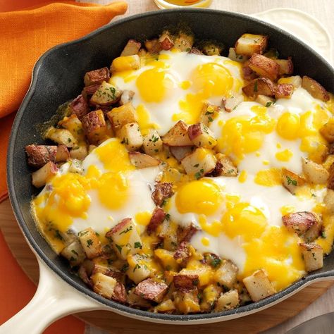 Baked Cheddar Eggs & Potatoes Brunch Meals, Supper Meals, Egg Recipes For Dinner, Eggs Potatoes, Breakfast Favorites, Dessert Sushi, Egg Benedict, Better Breakfast, Breakfast Skillet