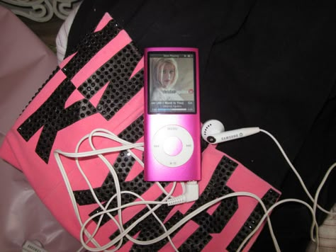 Ipod Aesthetic Old, Ipod 2000s, Ipod Y2k, 2000s Ipod Aesthetic, 2000s Pink Aesthetic, Trina Vega, Trashy Y2k Mcbling, Late 2000s Aesthetic, 2000s Core