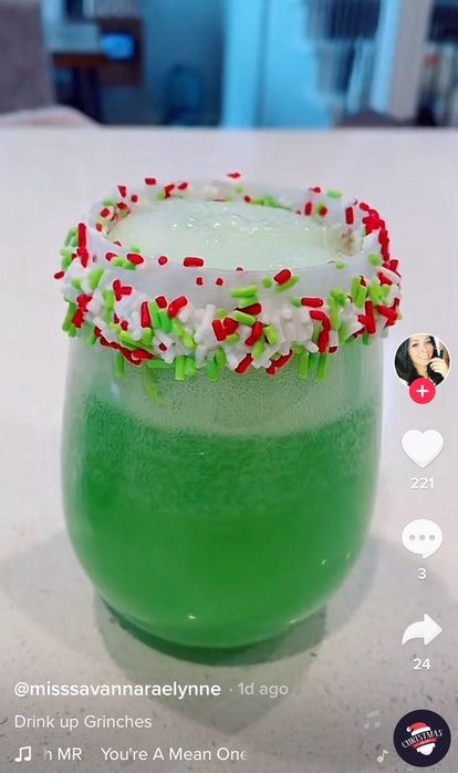 Grinch Drink Alcohol, How To Make Grinch Mimosas, Grinch Mimosa Recipe, Christmas Grinch Drink, Grinch Mimosa, Grinch Mixed Drink, Christmas Cocktails Grinch, Grinch Christmas Drink Holiday Cocktails, Christmas Brunch Drinks