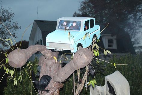 Flying Ford Anglia Flying Ford Anglia, Harry Potter Halloween Decorations, Harry Potter Trunk, Whomping Willow, Harry Potter Christmas Decorations, Harry Potter Halloween Party, Harry Potter Bday, Hogwarts Christmas, Halloween Outside