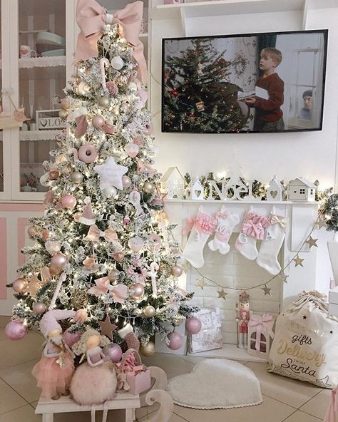 Pink Christmas Bedroom, Christmas Tree With Snow, Christmas Dreaming, Pink Xmas, Pink Ornament, Pink Snow, Pink Christmas Decorations, A White Christmas, Pink Holiday