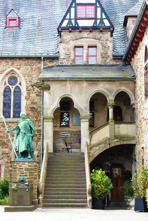 Castle Germany, Medieval Houses, Places Of Interest, Staircases, Germany Travel, Art And Architecture, Genealogy, Beautiful Art, Castle