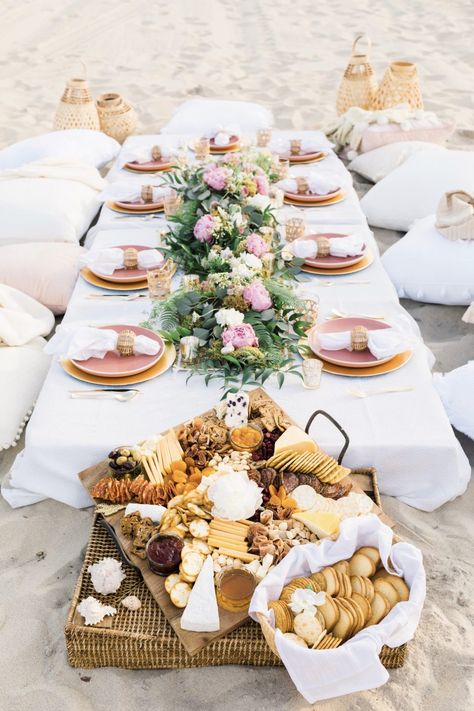 Beach Dinner Parties, Beach Picnic Party, Picnic Dinner, Picnic Birthday Party, Birthday Picnic, Beach Dinner, Picnic Inspiration, Picnic Birthday, Boho Picnic