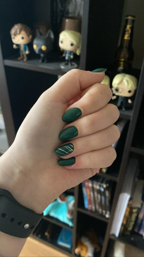 Slytherin Nails Short, Slytherin Green Nails, Simple Slytherin Nails, Harry Potter Acrylic Nails Slytherin, Harry Potter Nail Art Slytherin, Harry Potter Nails Designs Slytherin, Draco Nails, Slytherin Nails Aesthetic, Slitherin Nails