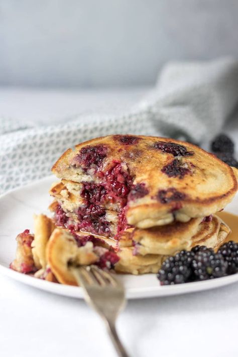 Berries Pancakes, Blackberry Pancakes, Cheap Meals For 2, Berry Pancakes, Baby Meals, Blackberry Recipes, Frozen Berries, Vegetarian Breakfast Recipes, Hot Cakes