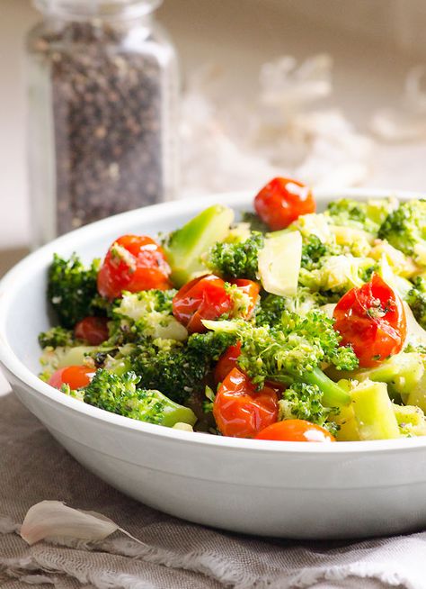 Sautéed Garlic Broccoli Recipe with coconut oil, freshly squeezed garlic, blistered grape tomatoes, sea salt and freshly cracked pepper. | ifoodreal.com Healthy Low Calorie Dinner, Healthy Mashed Potatoes, Sauteed Tomatoes, Broccoli Sauteed, Garlic Broccoli, Coconut Oil Recipes, Broccoli Recipe, Fresh Broccoli, Healthy Family Meals