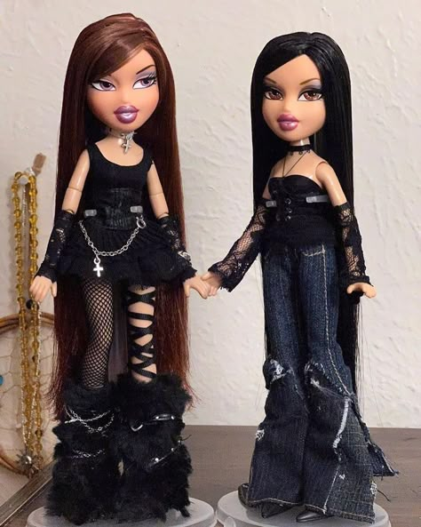 Goth Bratz Doll, Bratz Doll Outfits Halloween, Goth Bratz, Bratz Doll Outfits, Brat Doll, Bratz Girls, Bratz Inspired Outfits, Traditional Wedding Decor, Doll Outfits