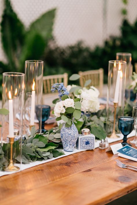 Blue and white chinoiserie wedding centerpiece. Captured by Gabby for Emily Wren Photography https://emilywrenweddings.com/ Blue And White Table Decorations Party, Blue Vase Wedding Centerpiece, Blue White Chinoiserie Wedding, Chinoiserie Centerpiece Wedding, Delft Wedding Decor, Aqua And Beige Wedding, Blue And White Table Arrangements, Chinoiserie Themed Wedding, Blue Tuscan Wedding