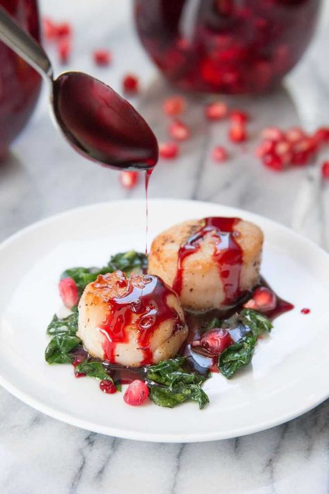 This Seared Scallops with Pomegranate Glaze recipe is an ideal choice for a special occasion. It's perfect for an elegant appetizer or light meal! Best Scallop Recipe, Pomegranate Glaze, Pomegranate Sauce, Pomegranate Recipes, Elegant Appetizers, Fresh Salad Recipes, Special Occasion Food, Seared Scallops, Scallop Recipes