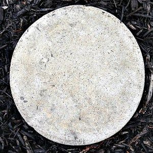 Concrete Stepping Stones Diy, Diy Concrete Stepping Stones, Outdoor Fire Pit Diy, Stepping Stones Kids, Garden Stepping Stones Diy, Round Stepping Stones, Diy Stepping Stones, Cement Pavers, Stepping Stone Molds