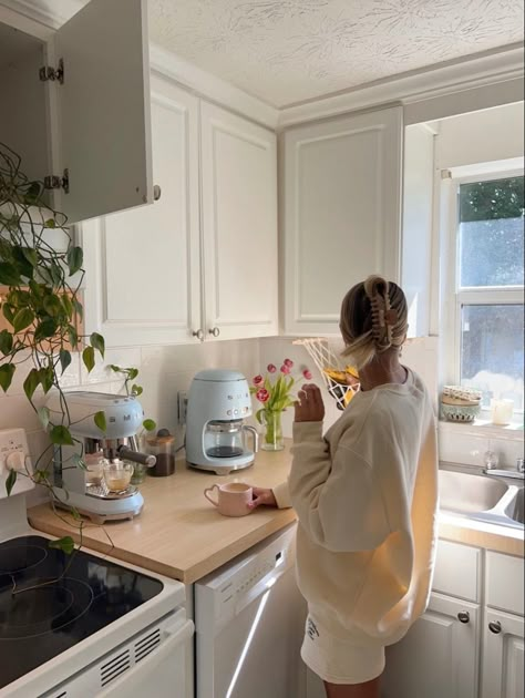 Simple Home Aesthetic, Solo Apartment Aesthetic, Girl Kitchen Aesthetic, Clean Girl Kitchen, Small Home Aesthetic, Clean House Aesthetic, Cozy Morning Aesthetic, Clean Home Aesthetic, Simple Claw Clip