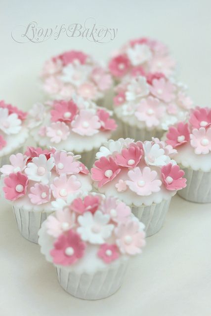 Flowers Cupcakes Flower Fondant Cupcakes, Baby Girl Cupcake Ideas, Cupcakes For Baby Girl, Cupcakes Design, Baby Chloe, Fancy Cupcakes, Idee Babyshower, Cake Mini