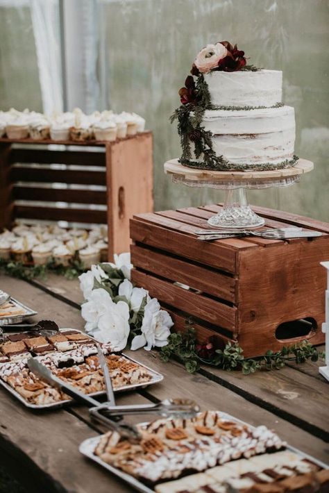 wedding cake display ideas with wood crate Rustic Cake Tables, Wood Cake Stand Wedding, Rustic Wedding Cake Stand, Rustic Dessert Table, Cake Display Table, Rustic Dessert, Wedding Cake Display, Boho Wedding Cake, Wood Cake Stand