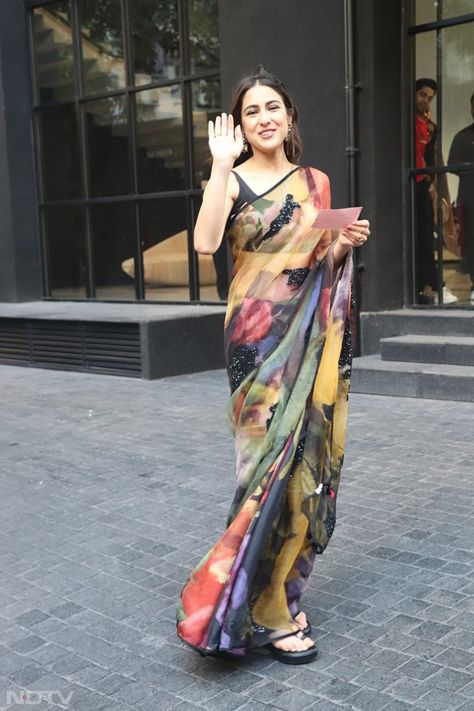 Sara Ali Khan\'s Saree Game Multi Color Saree, India Outfits, Pretty Saree, Anarkali Suits Designer, Pleated Saree, Bollywood Lehenga, Organza Silk Saree, Modern Saree, Ready To Wear Saree