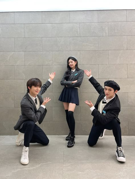 Pose With 3 Friends, Kpop Trio Pics, K Pop Best Friends, Best Friends Trio Aesthetic, 6 Friends Pictures, 3 Friends Poses, 2 Best Friends Poses, Poses For 3 Friends, Kpop Best Friends