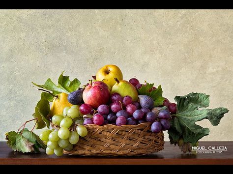 CESTA DE FRUTAS | En el recuerdo, Caravaggio ("Cesto de frut… | Flickr Fruit Basket Photography, Vegetable Painting, Still Life Pictures, Fruits Drawing, Oil Painting Nature, Rose Oil Painting, Still Life Images, Still Life Fruit, Still Life Flowers